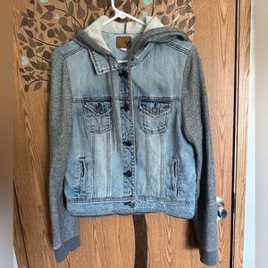 Size large AE denim jacket with hoodie. Great condition!